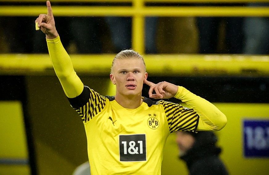 epa09621880 Dortmund&#039;s Erling Haaland celebrates after scoring the 2-2 equalizer during the German Bundesliga soccer match between Borussia Dortmund and FC Bayern Muenchen in Dortmund, Germany, 0 ...