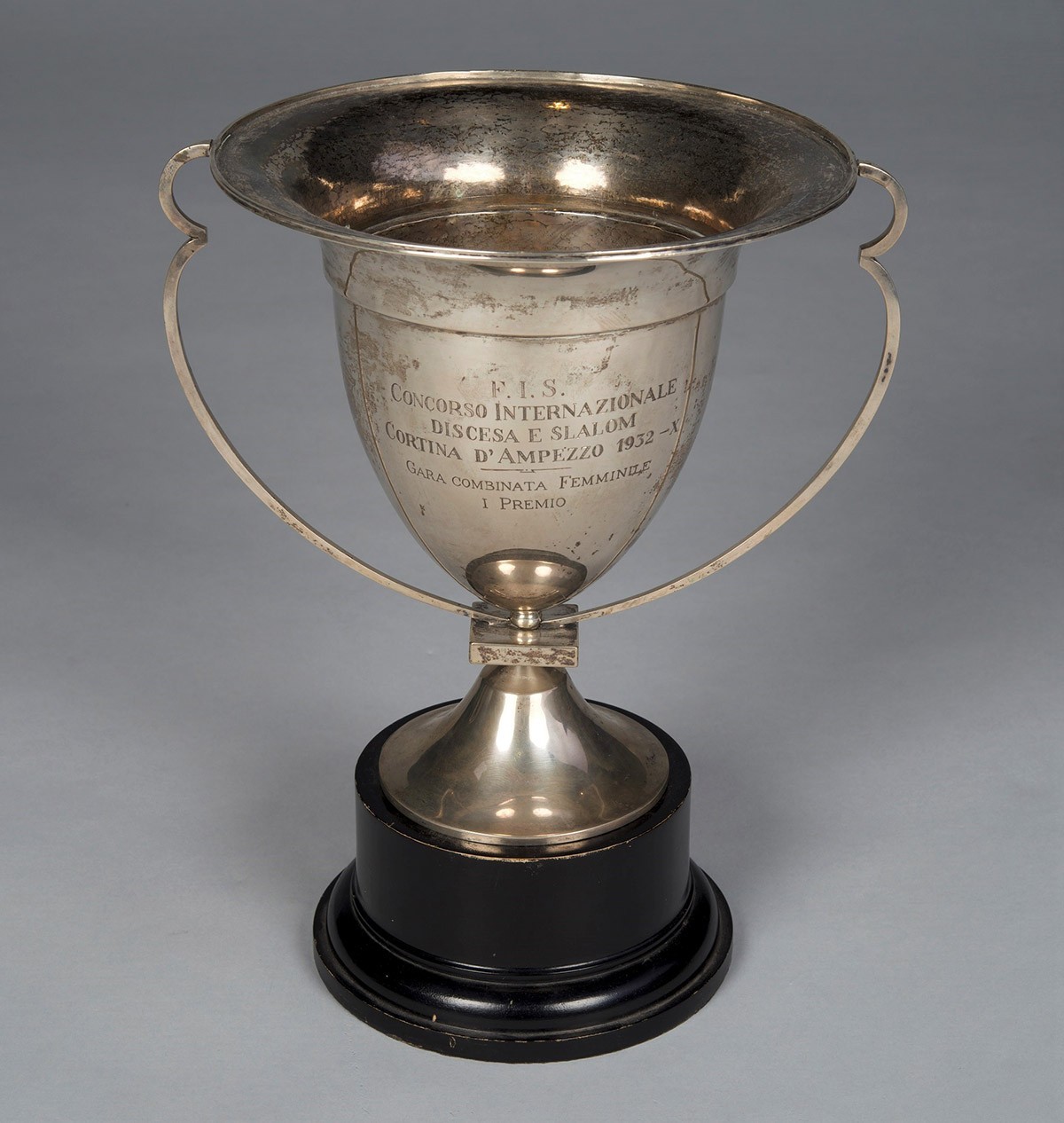 Coupe de championne du monde de Rösli Streiff. Remportée en 1932 à Cortina d’Ampezzo.
https://www.minimuseummuerren.ch/produkt/silberpokal-cortina-dampezzo/