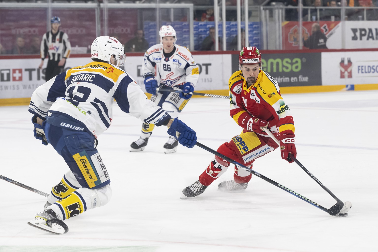 Klotens Rajan Sataric, links, und der Bieler Spieler Jerome Bachofner, rechts, kaempfen um den Puck, beim Eishockey Meisterschaftsspiel der National League zwischen dem EHC Biel und EHC Kloten, am Fre ...