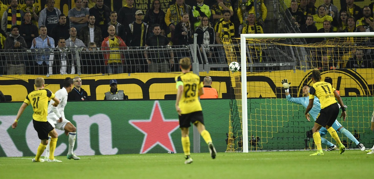 Dortmund's Andre Schuerrle, left, scores his side's second goal during the Champions League group F soccer match between Borussia Dortmund and Real Madrid in Dortmund, Germany, Tuesday, Sept ...