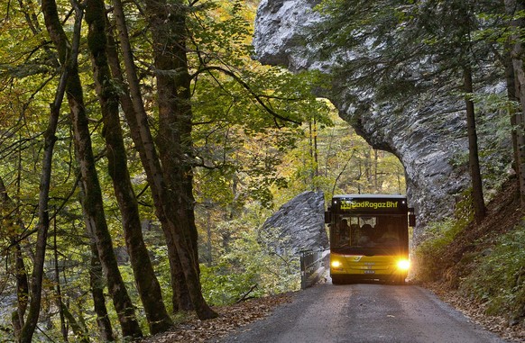 Ein Postauto faehrt durch die Taminaschlucht bei Bad Ragaz am Mittwoch, 1. Oktober 2008. (KEYSTONE/Alessandro Della Bella)