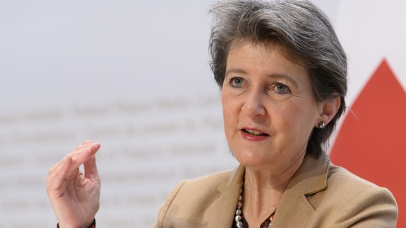 Bundesraetin Simonetta Sommaruga spricht waehrend einer Medienkonferenz ueber die Aenderung des Energiegesetzes vom 30. September 2016 - Eroeffnung des Vernehmlassungsverfahrens, am Donnerstag, 3. Feb ...