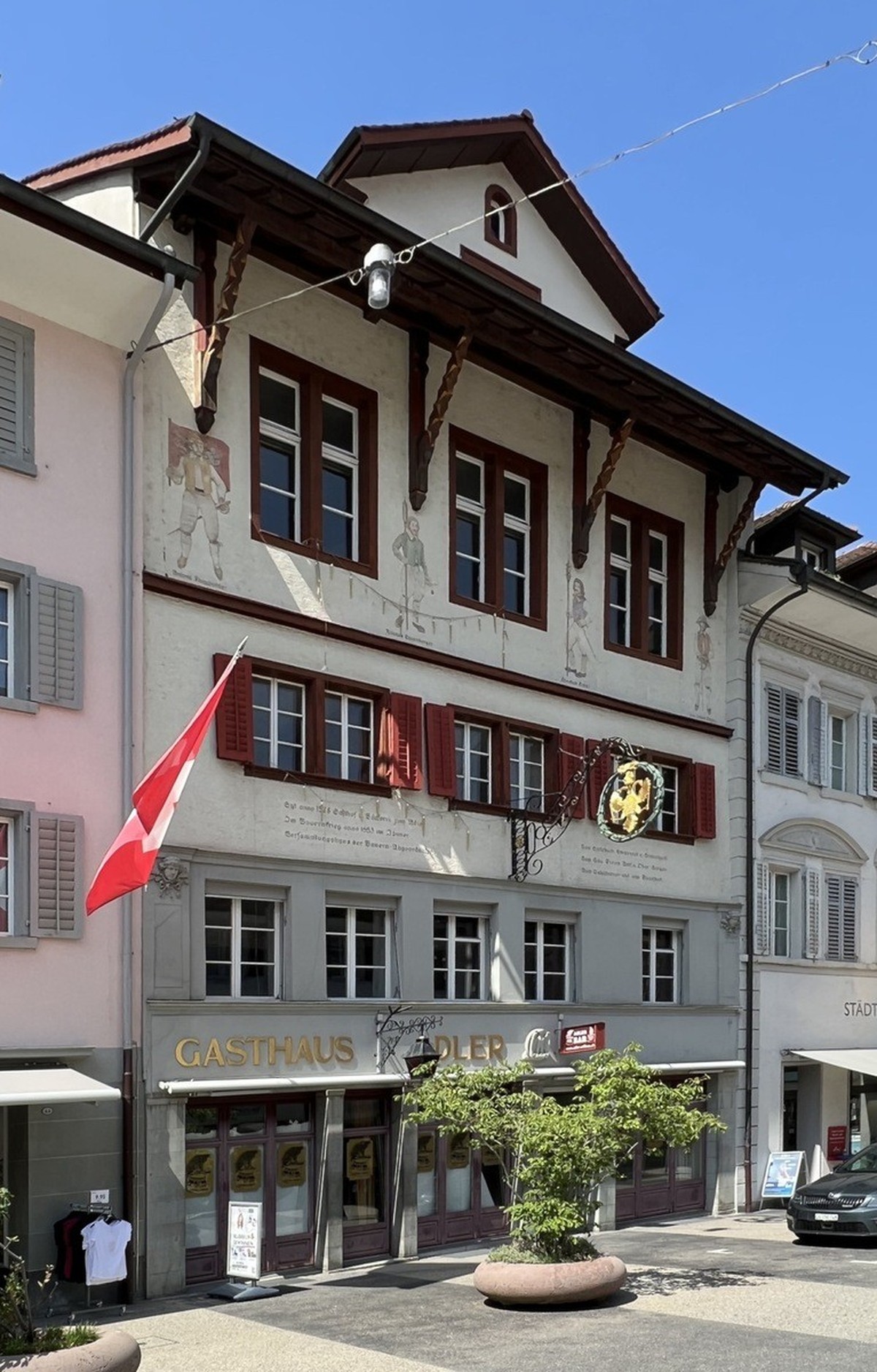 Willisau, Adler, Fassadenmalerei von 1943 in Erinnerung an den Bauernkrieg von 1653. Oben vier Bauernführer, von links Antoni Farnbühler, Niklaus Leuenberger, Christian Schibi und der einheimische Joh ...
