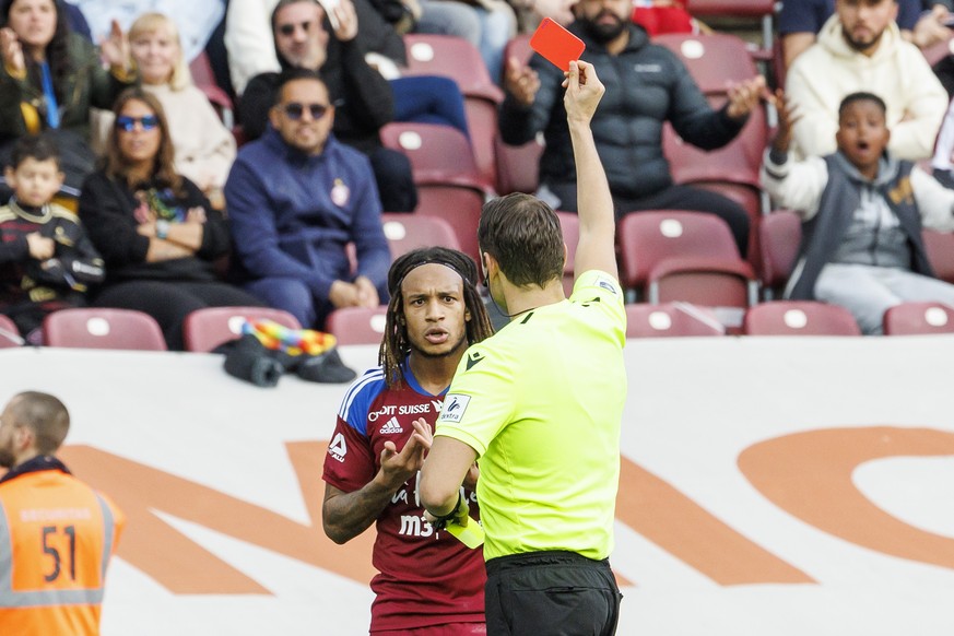 The referee Sandro Schaerer shows the red card to Servette&#039;s defender Kevin Mbabu, left, during the Super League soccer match of Swiss Championship between Servette FC and Luzern, at the Stade de ...