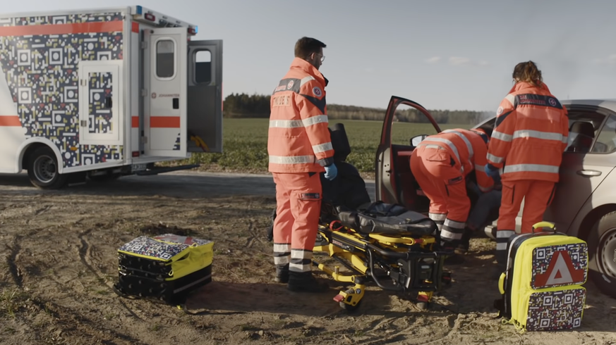 QR-Codes gegen Gaffer: Deutsche Rettungssanitäter testen in den kommenden Monaten die Verwendung des aussergewöhnlichen Designs auf Fahrzeugen und Ausrüstung.