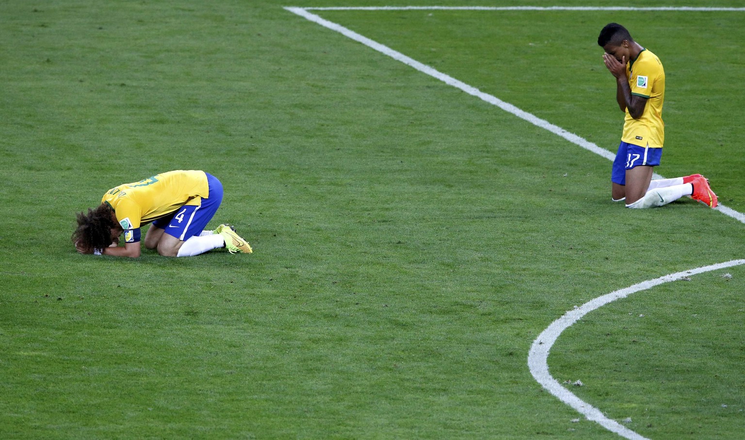 Am Boden zerstört: David Luiz und Luiz Gustavo.