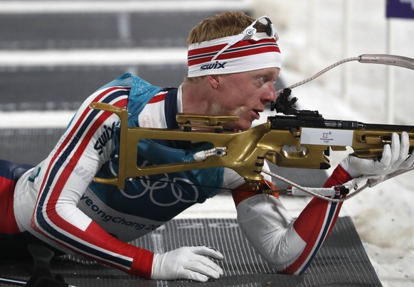 epa06539139 Johannes Thingnes Boe of Norway competes in the Men&#039;s Biathlon 15 km Mass Start race at the Alpensia Biathlon Centre during the PyeongChang 2018 Olympic Games, South Korea, 18 Februar ...