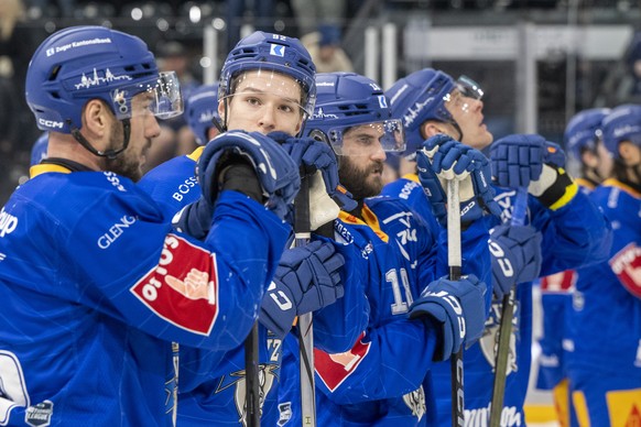 Die Zuger mit Santiago Naef, 2. von links, reagieren nach der Niederlage beim Eishockey Qualifikationsspiel der National League zwischen dem EV Zug und dem EHC Kloten am Samstag, 3. Januar 2026 in Zug ...