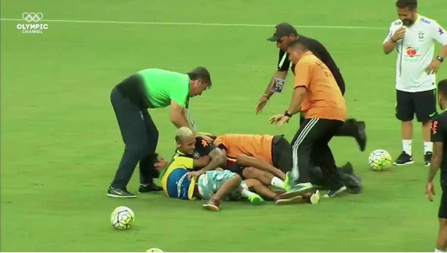Einige Fans stürmen während des Trainings der brasilianischen Nati den Platz.