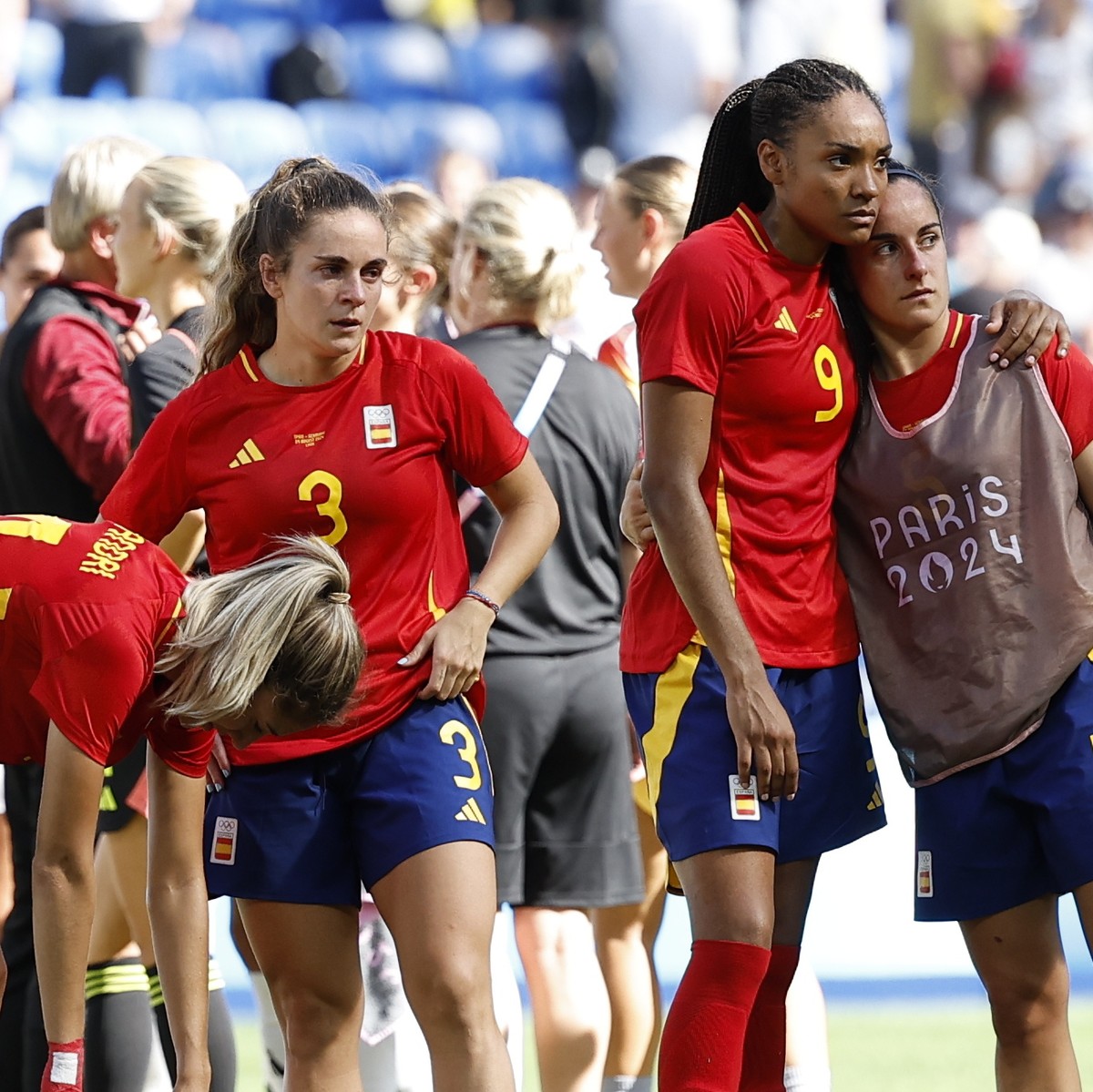 epa11540001 Spain's players console each other after losing the Women Bronze Medal match bronze medal match between Spain and Germany of the Soccer competitions in the Paris 2024 Olympic Games, i ...
