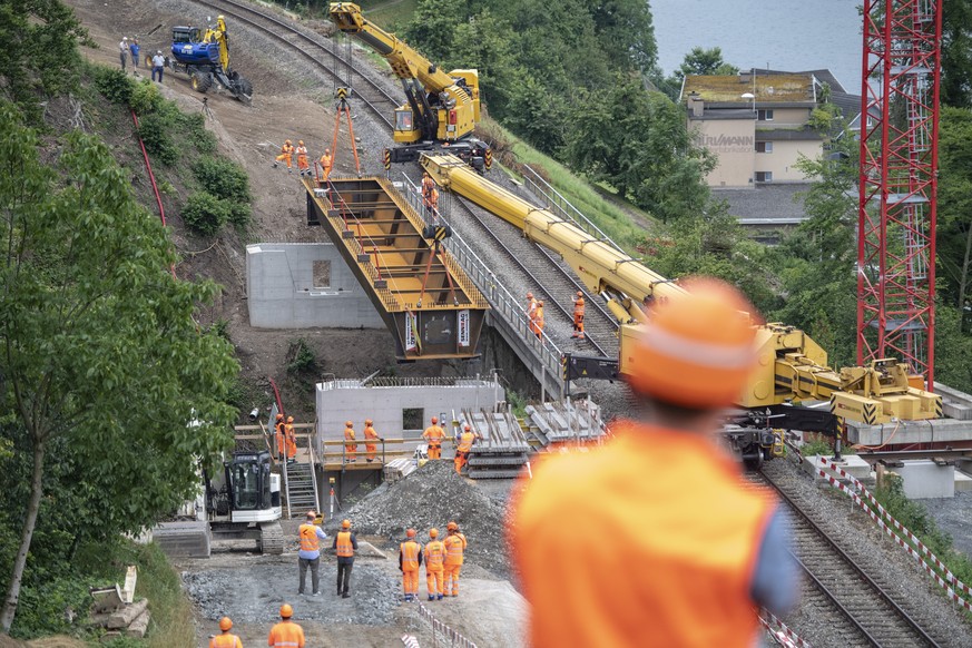 THEMENBILD ZUM MK DER SBB ZUR ANSTEHENDEN HITZEWELLE --- Eine neue und somit zweite Eisenbahnbruecke wurde am Dienstag, 9. Juli 2019 ueber den Sagenbach in Walchwil am Zugersee fuer den Ausbau der Dop ...