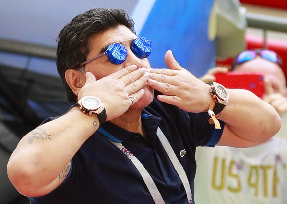 epa06851758 Argentinian soccer legend Diego Maradona greets fans prior to the FIFA World Cup 2018 round of 16 soccer match between France and Argentina in Kazan, Russia, 30 June 2018.

(RESTRICTIONS ...