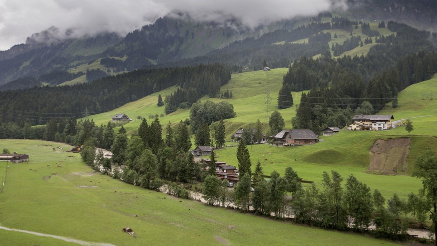 Blick auf die Emme und die Ortschaft Bumbach, am Samstag, 26. Juli 2014 in Bumbach bei Schangnau im Emmental. Ein heftiges Gewitter mit Starkregen hat sich am fruehen Donnerstagmorgen ueber dem oberen ...