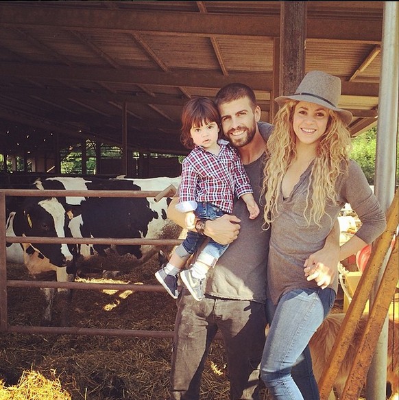 Piqué mit Sohn Milan auf dem Arm und Shakira.