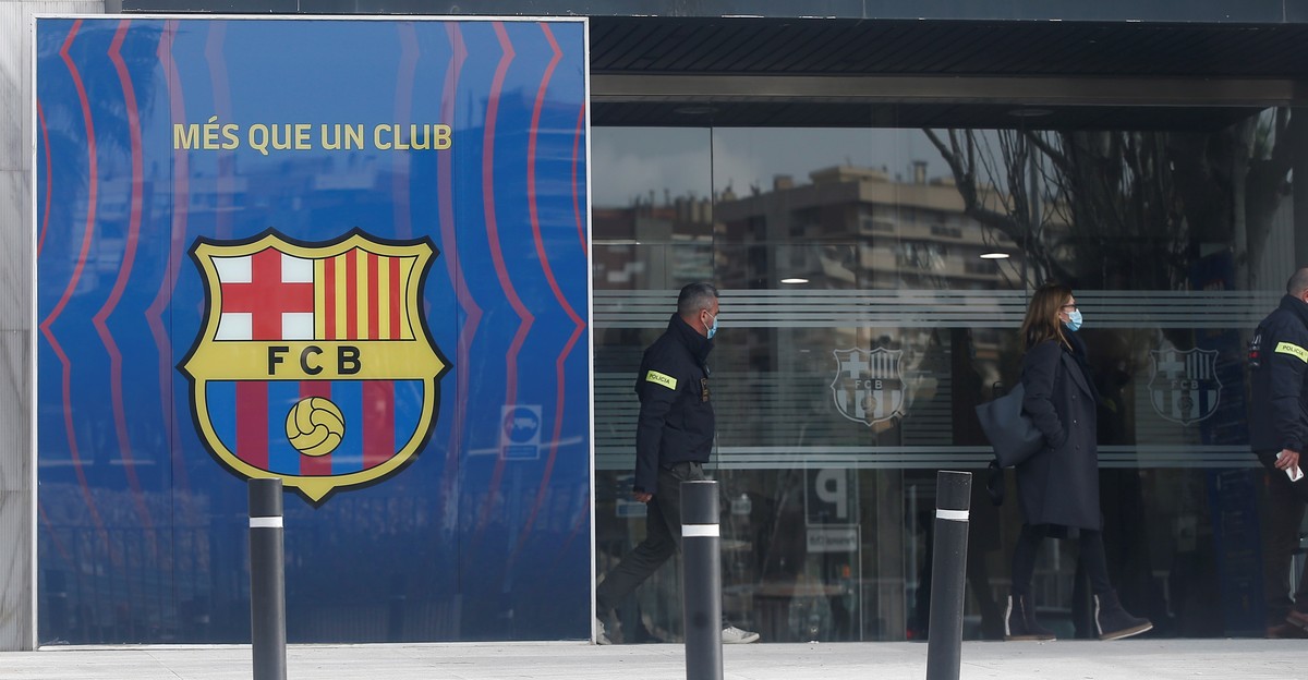 epa09044354 Members of Mossos d'Esquadra regional police's Economic Offences Unit arrives to Spanish soccer club FC Barcelona's headquarters to raid the offices amid the investigation o ...