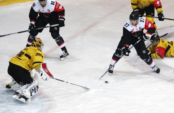 epa05623156 Fribourg&#039;s Yannick Rathgeb, right, scores the winning goal against Kuopio&#039;s Denis Godla during the ice hockey Champions League match 1/8 Final between HC Fribourg-Gotteron and Ka ...