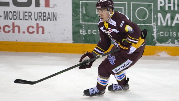 Geneve-Servette&#039;s forward Guillaume Asselin, of Canada, controls thee puck, during a National League regular season game of the Swiss Championship between Geneve-Servette HC and HC Ambri-Piotta,  ...