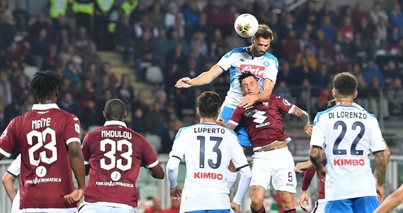 epa07902001 Torinos Armando Izzo (CR) and Napolis Fernando Llorente (CL) in action during the Italian Serie A soccer match Torino FC vs SSC Napoli at Grande Torino Olimpico stadium in Turin, Italy, 6  ...