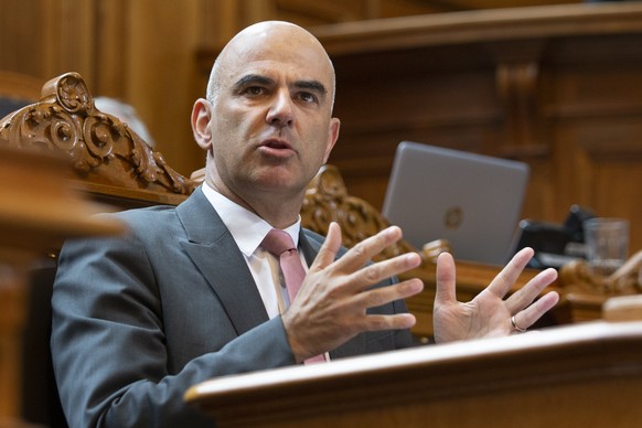 Bundesrat Alain Berset spricht waehrend der Debatte um die Vaterschaftsurlaubs-Initiative, waehrend der Sommersession der Eidgenoessischen Raete, am Donnerstag, 20. Juni 2019 in Bern. (KEYSTONE/Peter  ...