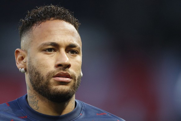 epa09904937 Paris Saint Germain&#039;s Neymar Jr warms up for the French Ligue 1 soccer match between PSG and RC Lens at the Parc des Princes stadium in Paris, France, 23 April 2022. EPA/YOAN VALAT