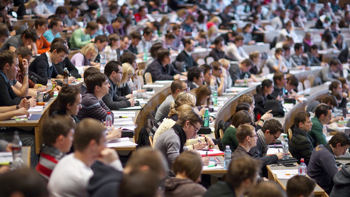 Students follow professor Dr. Thomas Berndt's lecture on controlling and accounting in the big auditorium "Audimax" at the University of St. Gallen (HSG) in St. Gallen, Switzerland, pic ...