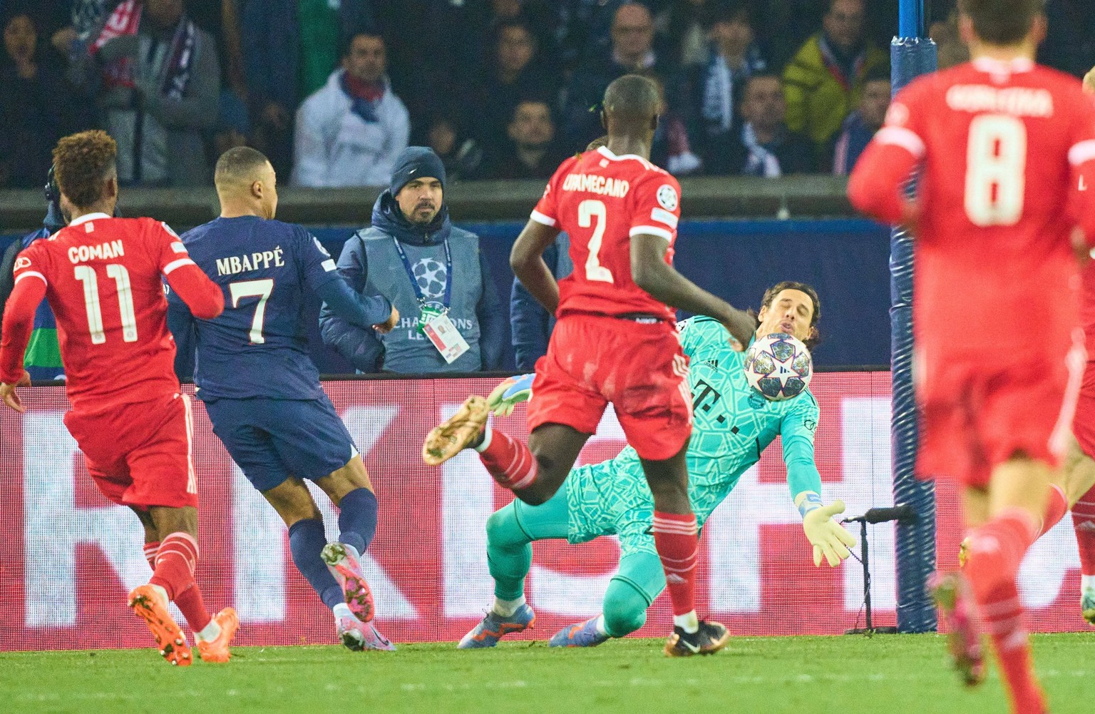 Yann Sommer, FCB 27 goalkeeper Kylian MBAPPE, PSG 7 in the eighth finals match PARIS SG - FC BAYERN MUENCHEN of football UEFA Champions League, match in season 2022/2023 in Paris, Feb 14, 2022. Achtel ...