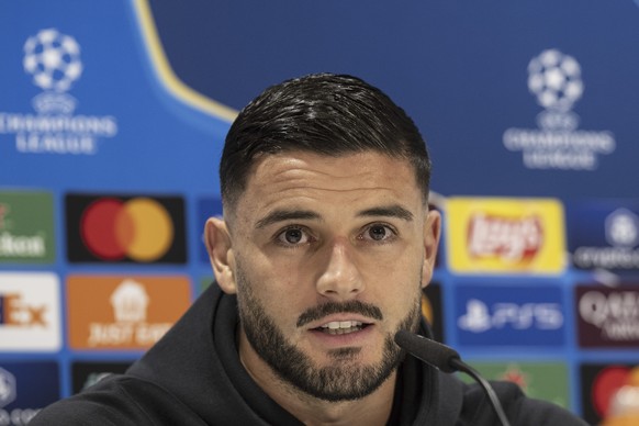 Loris Benito, do Young Boys, participa de entrevista coletiva, um dia antes da partida de futebol da fase de abertura da Liga dos Campeões contra o Inter de Milão, no estádio Wankdorf em Berna, Suíça, terça-feira, 2 de outubro ...