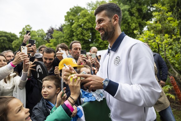 epa12119382 Novak Djokovic of Serbia signs autographs after a press conference at the Geneva Open tennis tournament, in Geneva, Switzerland, 20 May 2025. EPA/CYRIL ZINGARO