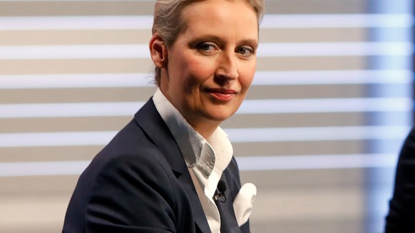 epa09490366 Christian Lindner (R), lead candidate of the German Free Democrats (FDP), and Alice Weidel, co-lead candidate of the Alternative for Germany (AfD), pictured before a a televised discussion ...