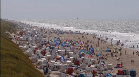 Skiferien-Streit: Schweiz widersteht auslÃ¤ndischem Druck â oder doch nicht?\nKÃ¶nnen wir dann im Sommer von den Deutschen forden, dass die StrÃ¤nde auf Sylt geschlossenen bleiben?