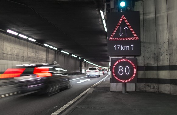 ZUR MK DES VCS ZUR SICHERHEIT IM GOTTHARD-STRASSENTUNNEL WIR IHNEN FOLGENDES THEMENBILD ZUR VERFUEGUNG - Verkehr im Gotthard Strassentunnel, in der Naehe des Nordportals, aufgenommen am 24. April 2013 ...