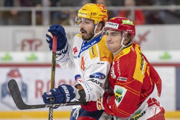 Biels, Samuel Kreis, rechts, kaempft um den Puck, gegen Lions Topscorer Denis Holenstein, rechts, waehrend dem Meisterschaftsspiel der National League, zwischen dem EHC Biel und den ZSC Lions, am Sams ...