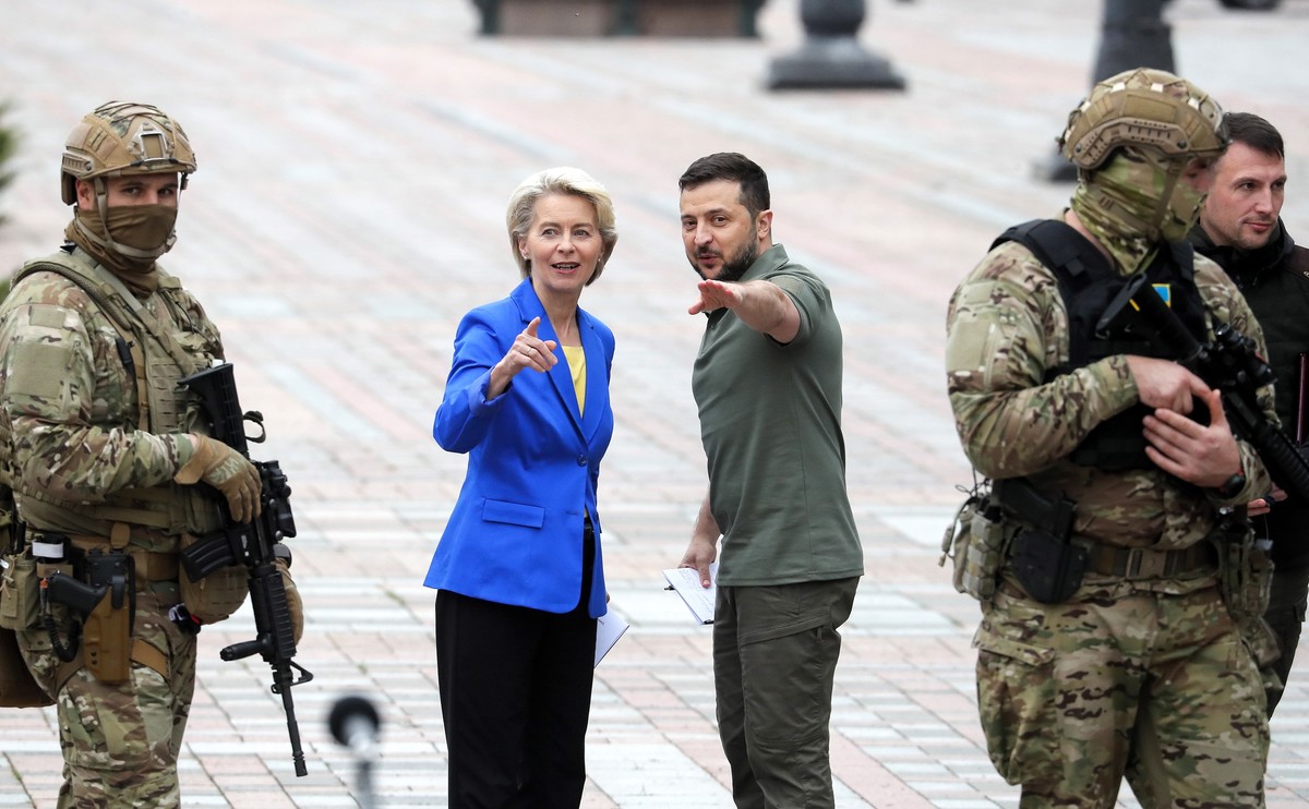 epa10185944 Ukrainian President Volodymyr Zelensky (R) and European Commission President Ursula von der Leyen (L) attend their meeting in Kyiv, Ukraine, 15 September 2022. Ursula von der Leyen arrived ...