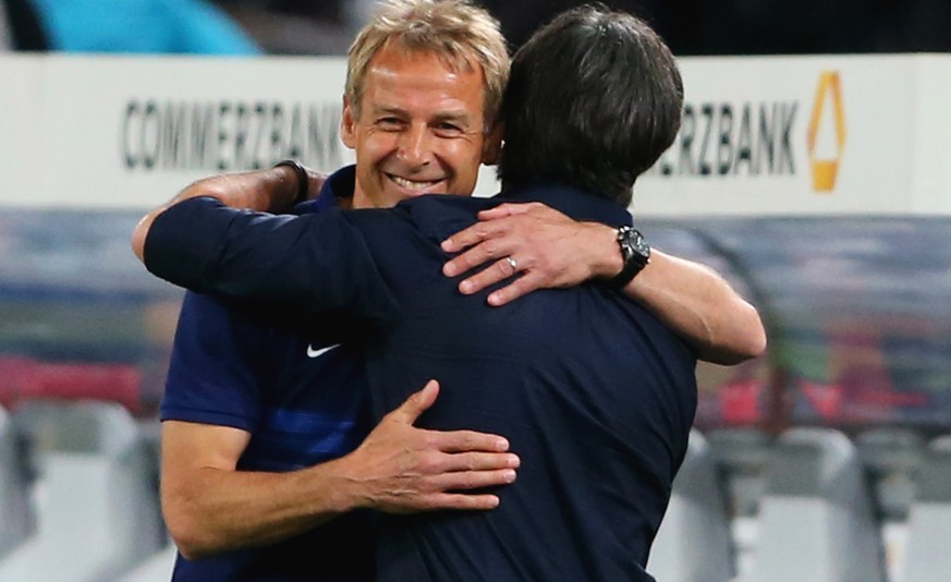 Jürgen Klinsmann freut sich über den Sieg gegen Joachim Löw.