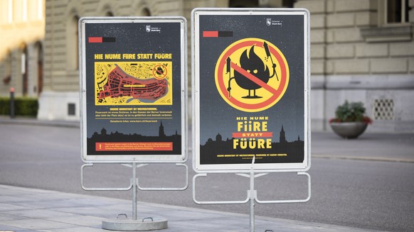 Plakate auf dem Bundesplatz weisen auf das Feuerwerksverbot in der Berner Innenstadt hin, am Mittwoch, 26. Juli 2023 in Bern. (KEYSTONE/Peter Klaunzer)
