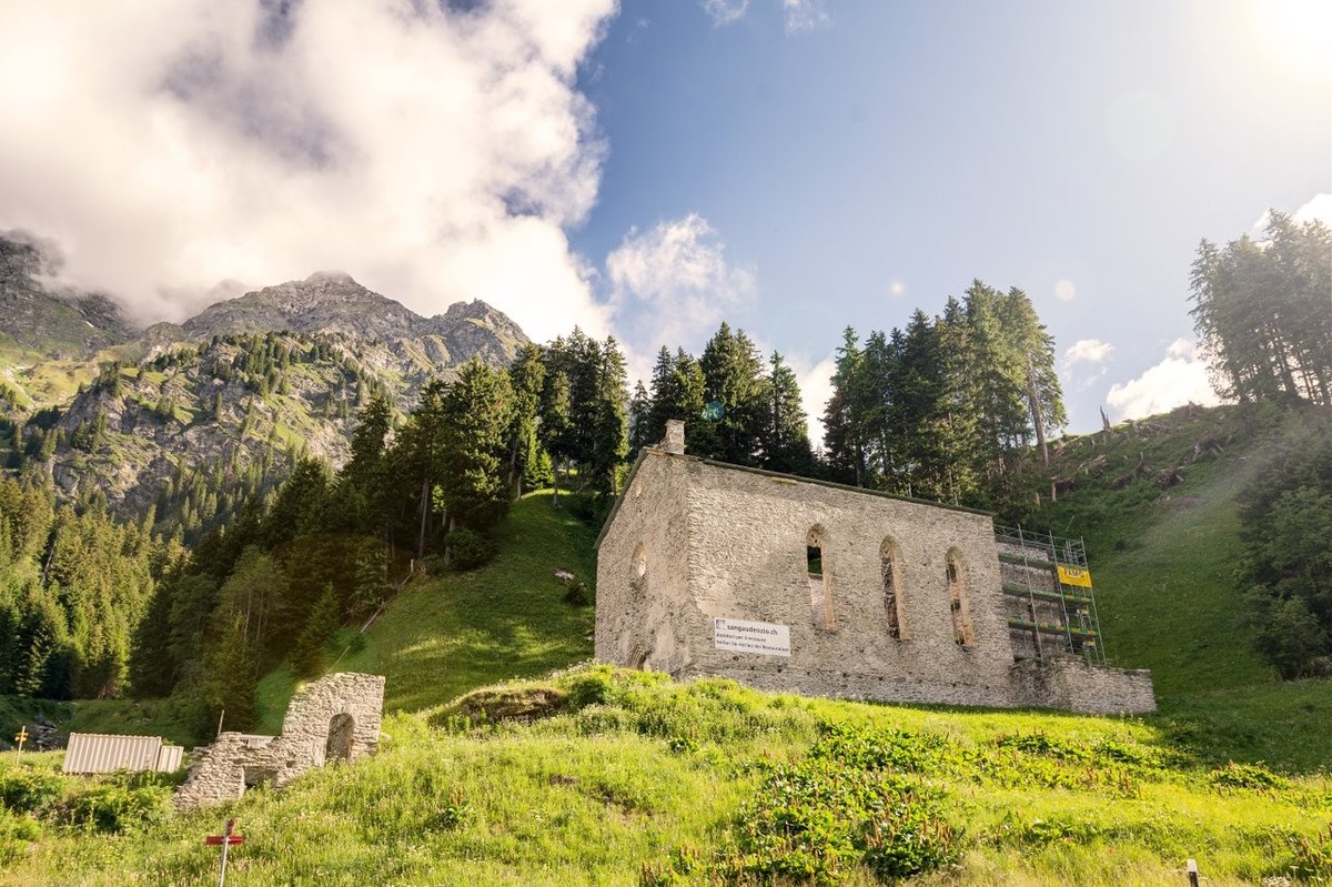 Via Bregaglia, Rauszeit Herbstwanderungen Chiesa di San Gaudenzio a Casaccia