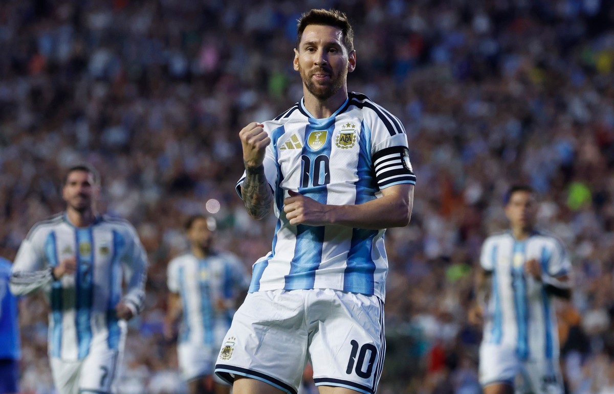 Argentina forward Lionel Messi (10) reacts after scoring on a free kick during the second half of an international friendly match against Iceland, Tuesday, June 9, 2026, in Auburn, Ala. (AP Photo/Butc ...