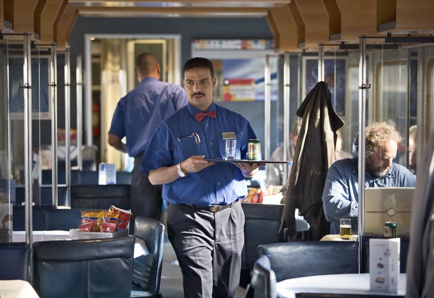 ZUR HEUTIGEN VORSTELLUNG DES NEUEN CATERINGKONZEPTS DER SBB, STELLEN WIR IHNEN AM MITTWOCH, 28. SEPTEMBER 2016, FOLGENDES ARCHIVBILD ZUR VERFUEGUNG - Ein Kellner der elvetino AG serviert im fahrenden  ...