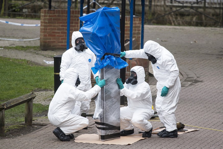 epa06643363 (FILE) - Army officers remove the bench, where Sergi Skripal and his daughter were found, in Salisbury, Wiltshire, Britain, 23 March 2018 (reissued 03 April 2018). The chief executive of t ...