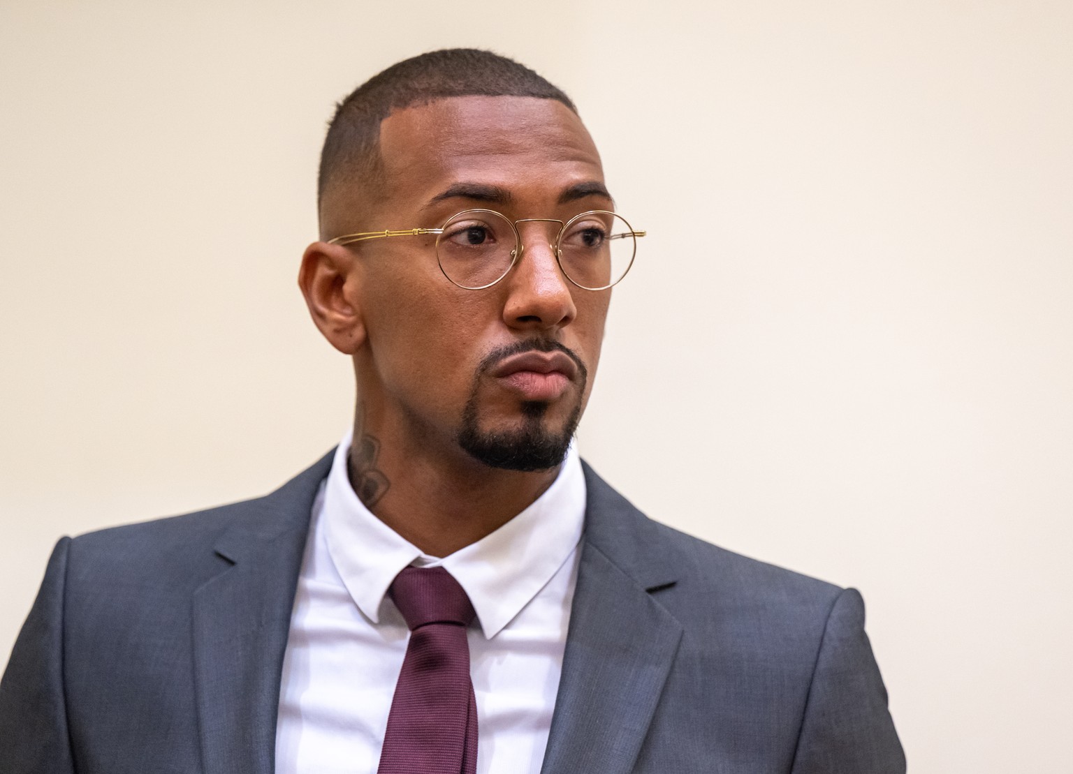 ARCHIV - 20.10.2022, Bayern, M�nchen: Der Fu�ball-Profi und ehemalige Nationalspieler Jerome Boateng steht zu Beginn des Berufungsprozesses im Gerichtssaal des Landgerichts M�nchen I. Boateng war ange ...