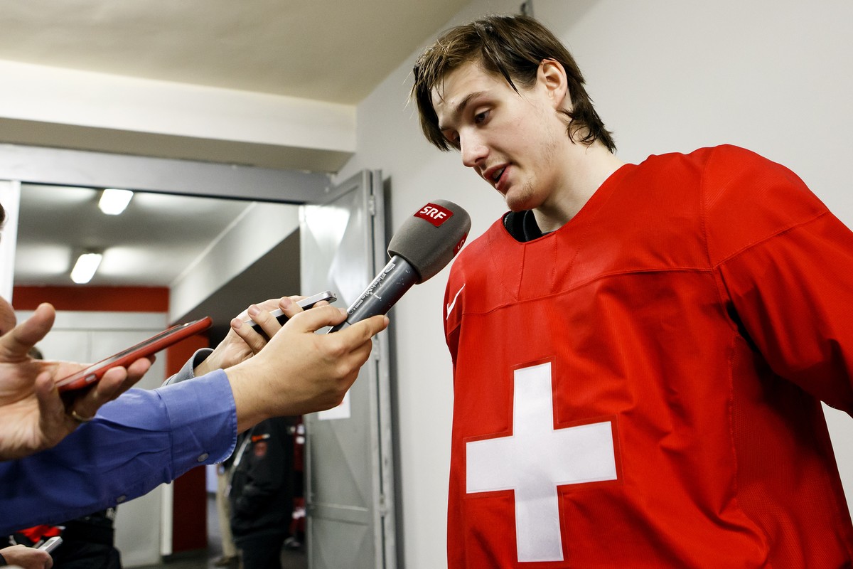 Switzerland's Dean Kukan speaks to reporters, after a training session, at the IIHF 2015 World Championship, at the Tipsport Arena, in Prague, Czech Republic, Thursday, May 7, 2015. (KEYSTONE/Sal ...