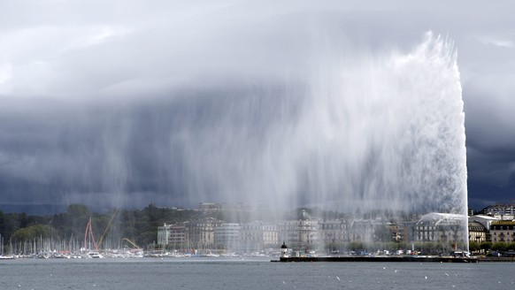 epa04349662 A view of Geneva harbour with the famous water fountain Jet d'eau, in Geneva, Switzerland, 11 August 2014. EPA/SALVATORE DI NOLFI
