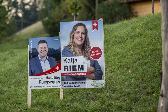 Die Berner SVP-Grossraete Katja Riem, rechts, und Hans Joerg Ruegsegger kandidieren mit Wahlplakaten fuer den Nationalrat, am Sonntag, 11. September 2023, in Emdtal im Kandertal. Am 22. Oktober dieses ...