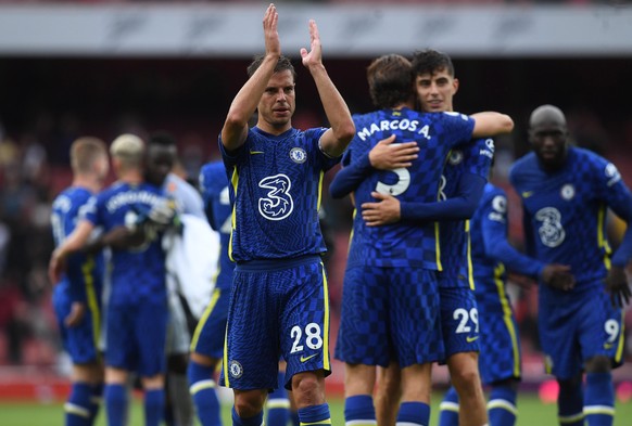 epa09425124 Chelsea&#039;s Cesar Azpilicueta (C) applauds with team mates after the English Premier League soccer match between Arsenal FC and Chelsea FC at the Emirates Stadium in London, Britain, 22 ...