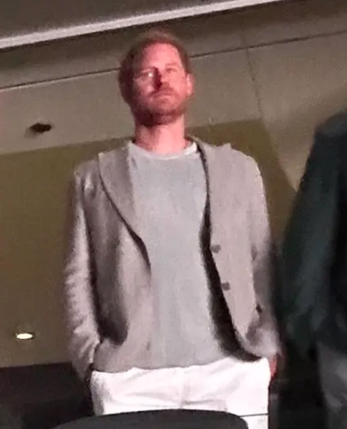 Meghan Markle et sa mère Doria, rayonnantes en argenté, et le prince Harry, tout de gris vêtu.