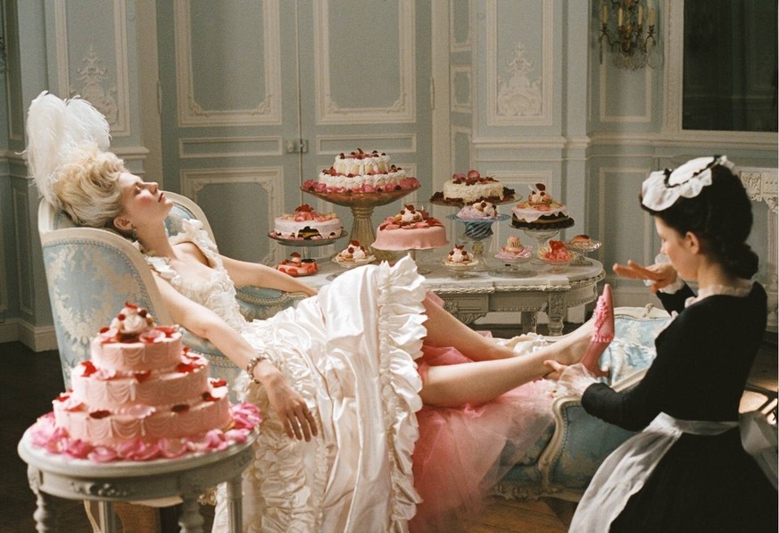 MARIE ANTOINETTE USA 2006 Sofia Coppola Marie Antoinette (KIRSTEN DUNST) l‰sst sich verwˆhnen Regie: Sofia Coppola / MARIE ANTOINETTE USA 2006 Copyright: KPA !AUFNAHMEDATUM GESCHƒTZT! Nur redaktionell ...
