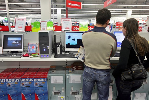 Ein Paar studiert am 19. Februar 2005 in der Computerabteilung des Media Markts in Zuerich Dietlikon das Angebot. (KEYSTONE/Martin Ruetschi) === , ===