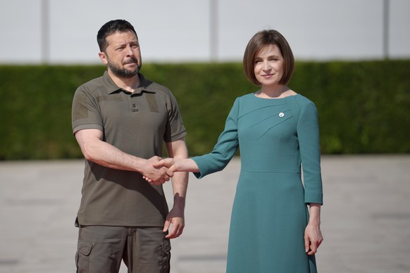 Moldova&#039;s President Maia Sandu, right, shakes hands with Ukraine&#039;s President Volodymyr Zelenskyy during arrivals for the European Political Community Summit at the Mimi Castle in Bulboaca, M ...