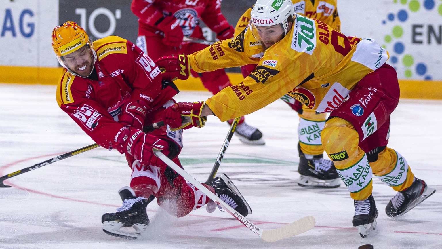 SC Rapperswil-Jona Lakers Stuermer Kevin Clark, links, gegen SCL Tigers Verteidiger Andrea-Noah Glauser waehrend dem Eishockey-Meisterschaftsspiel der National League zwischen den SC Rapperswil-Jona L ...