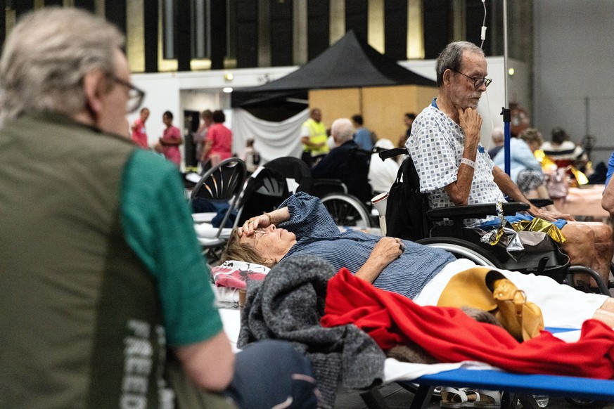 epa13133441 Locals and tourists evacuated from the villages affected by the wildfires rest in the Bordeaux Exhibition Center, in Bordeaux, south-western France, 26 July 2026. According to a recent rep ...